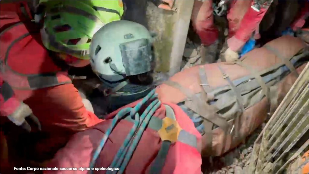 Speleologa Ottavia Piana liberata dopo essere rimasta intrappolata nella grotta