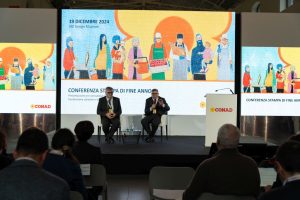 Conad prevede un incremento del 4,5% nel fatturato, raggiungendo i 21,1 miliardi di euro nel 2024.