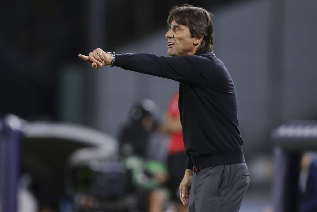 Antonio Conte, allenatore del Napoli, si prepara per la partita contro il Genoa con fiducia nei suoi...