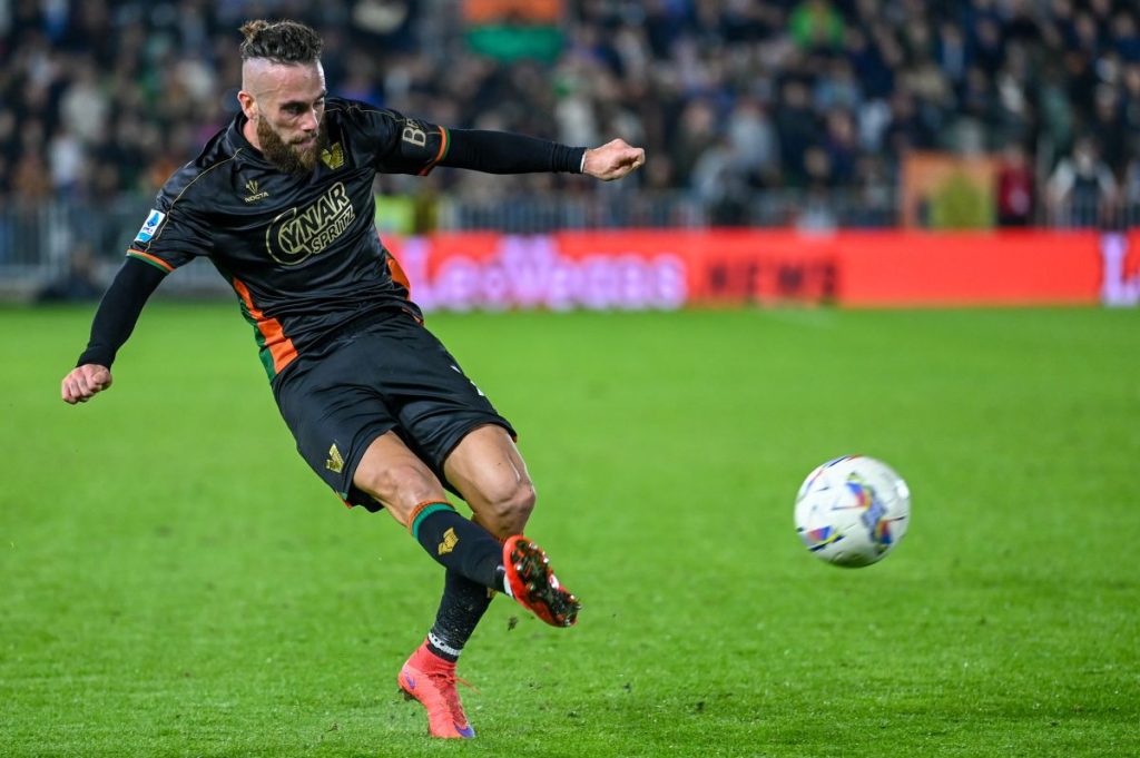 Il Venezia batte il Cagliari 2-1 con le reti di Zampano e Sverko