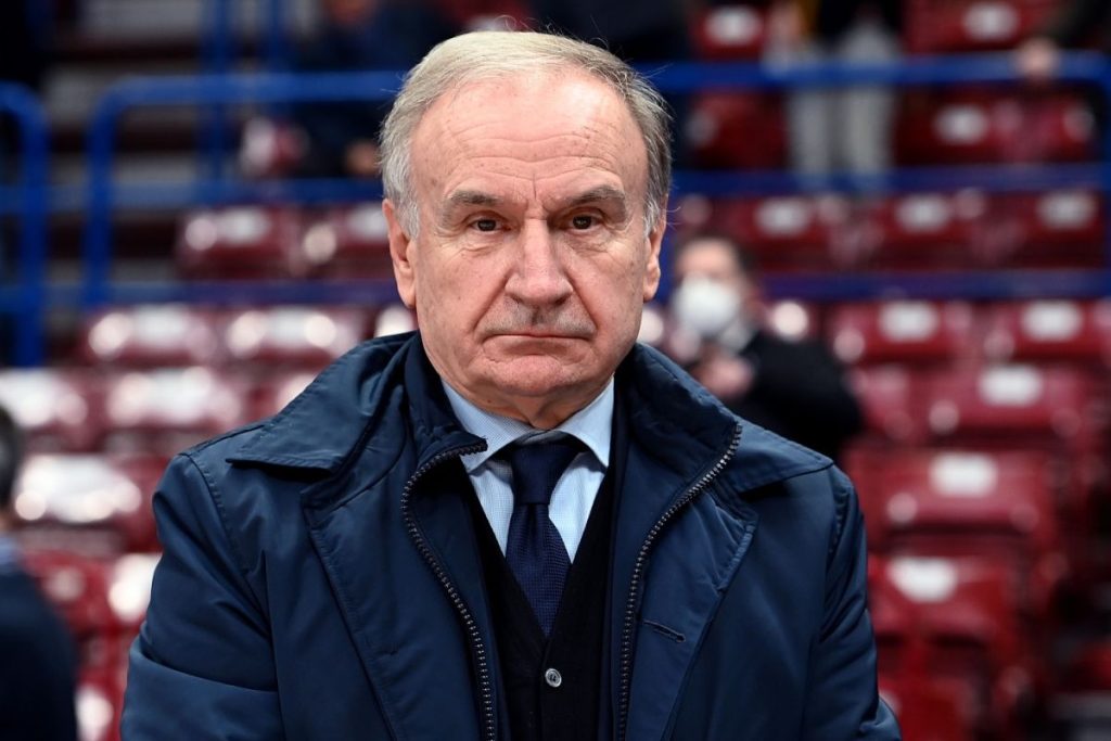 L'articolo riporta le dichiarazioni di Giovanni Petrucci, presidente della Federbasket, riguardo...