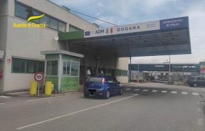 Varese: Bloccato mentre tenta di attraversare il confine con 26mila euro e debiti fiscali