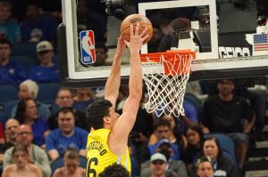 Nella notte italiana della regular season dell'NBA, i Detroit Pistons vincono in volata contro i...