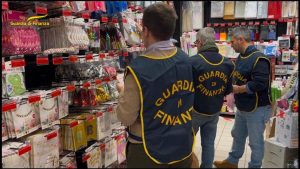 Maxi sequestro da 47 milioni di addobbi per feste non certificati a Milano