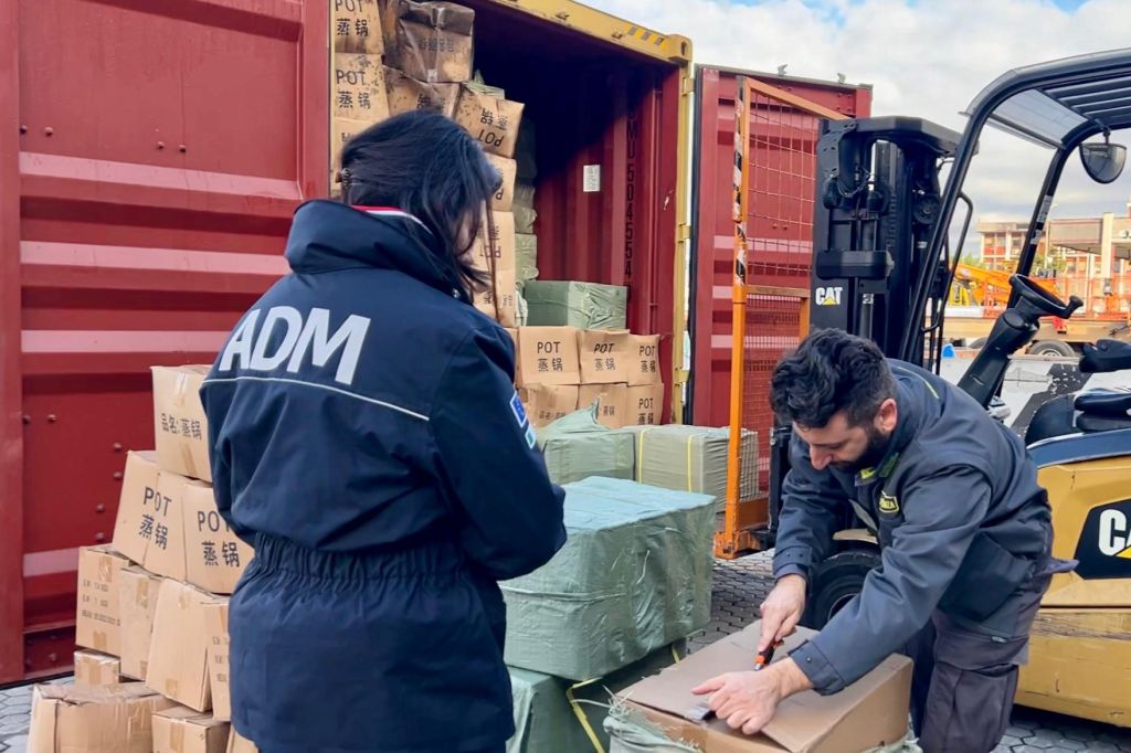 Le autorità italiane hanno inflitto un duro colpo al traffico illegale di fuochi pirotecnici...