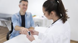 La prima italiana a Legnano con cerotto microinfusore per il diabete, che regola automaticamente l’insulina