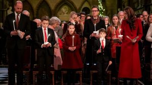 Kate Middleton e la royal family cantano i canti di Natale nell’Abbazia di Westminster