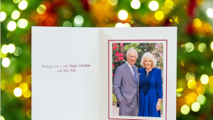 Re Carlo e la Regina Camilla felici nella cartolina natalizia