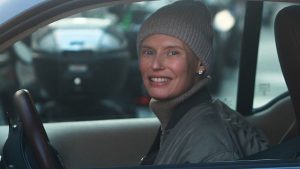 Guida Bianca Balti per le strade di Milano