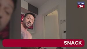 Costantino Vitagliano mostra la siringa in mano: un chiaro messaggio agli hater