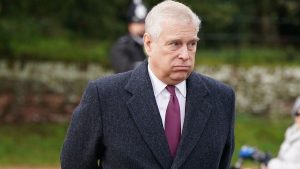 Il principe Andrea snobbato dai festeggiamenti natalizi della famiglia reale Windsor