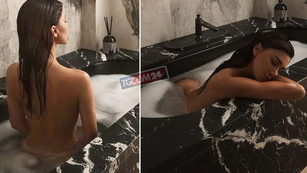 Belen Rodriguez spogliata: scatti provocanti nella vasca da bagno