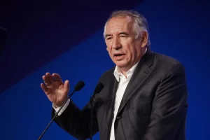 Bayrou nominato primo ministro da Macron con l’obiettivo di “Riconciliare il Paese”