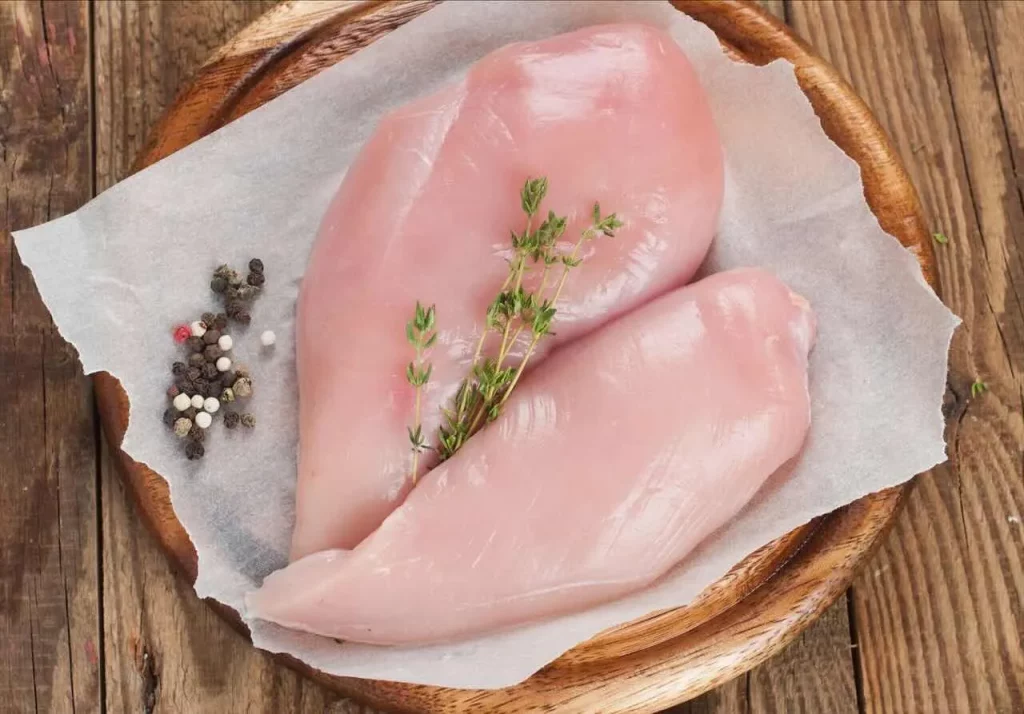 I possibili rischi di consumare pollo giallo: cosa potrebbe succedere