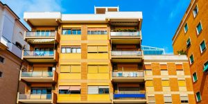 12enne muore dopo la caduta dal decimo piano di un palazzo in via Giordani: una tragedia