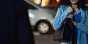 Ex già denunciato e agli arresti domiciliari accoltella alle spalle 24enne