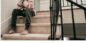 Arrestati un 44enne e un 14enne per violenza sessuale su un adolescente di 16 anni