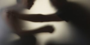 Denuncia del marito per costringerla a fare sesso con altri davanti ai figli porta al suo arresto