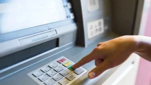 Addio ai prelievi al bancomat: le novità da tenere d’occhio