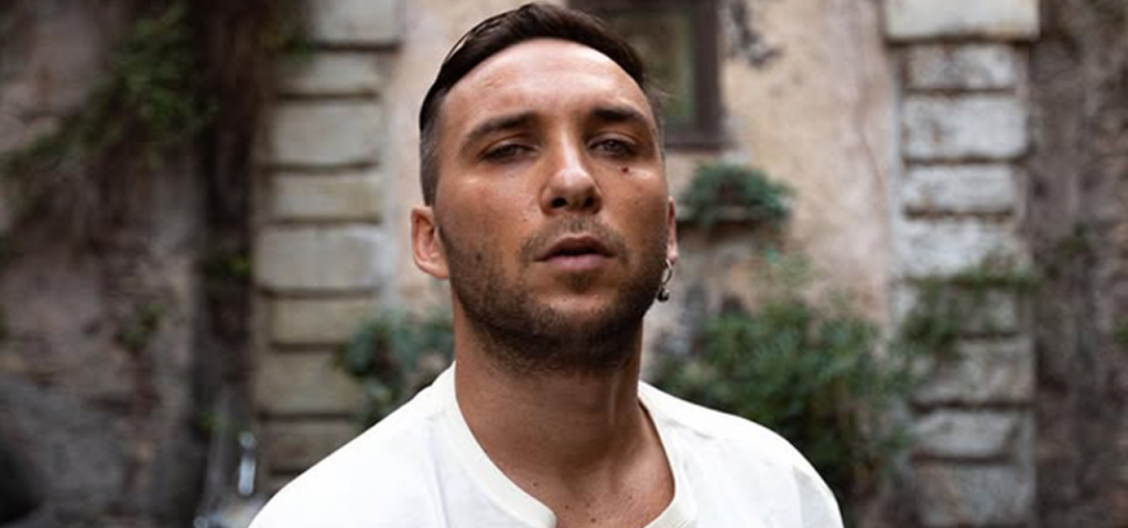 Mattia Briga ha fatto il suo ritorno ad Amici 10 anni dopo il talent, dove si classificò al secondo...