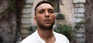 Mattia Briga ha fatto il suo ritorno ad Amici 10 anni dopo il talent, dove si classificò al secondo...