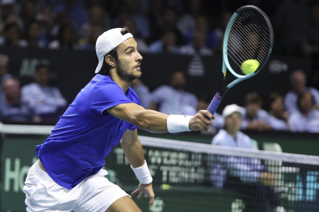 Lorenzo Musetti inizia il 2025 con una vittoria nel torneo "Bank of China Hong Kong Tennis Open"...