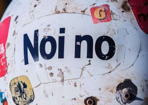Il cantautore Gazzelle sorprende il pubblico con il nuovo singolo "Noi no", prodotto da Federico...