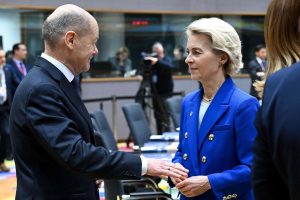 Scholz chiede a von der Leyen di fermare le multe sulle auto e convocare un vertice sull’acciaio dell’UE