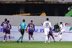 Napoli domina a Firenze con una vittoria 3-0 e si porta in testa da solo