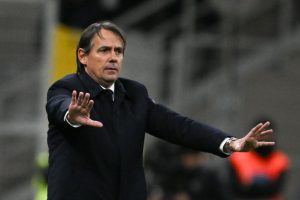 Simone Inzaghi, allenatore dell'Inter FC, si prepara per la finale di Supercoppa contro il Milan con...