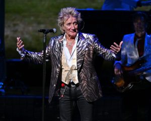 Rod Stewart, il leggendario cantautore rock britannico, compie 80 anni e festeggia una carriera...