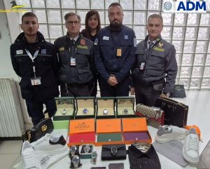 Articoli di lusso contraffatti sequestrati all’Aeroporto di Lamezia Terme
