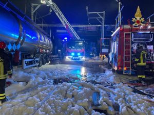 Tre operai feriti in incendio accidentale di solventi in un’azienda a Rho