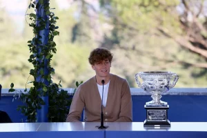 Il campione degli Australian Open, Jannik Sinner, torna a Melbourne per difendere il titolo...