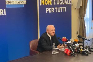 Vincenzo De Luca non si ferma: sfida il Governo sul terzo mandato e dichiara “Io proseguo”