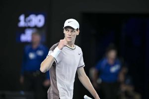 Jannik Sinner ha superato il primo turno all'Australian Open, battendo il cileno Nicolas Jarry in...