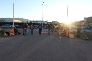 50 attivisti bloccano l’ingresso a Leonardo a Brescia per protestare contro la vendita di armi a Israele