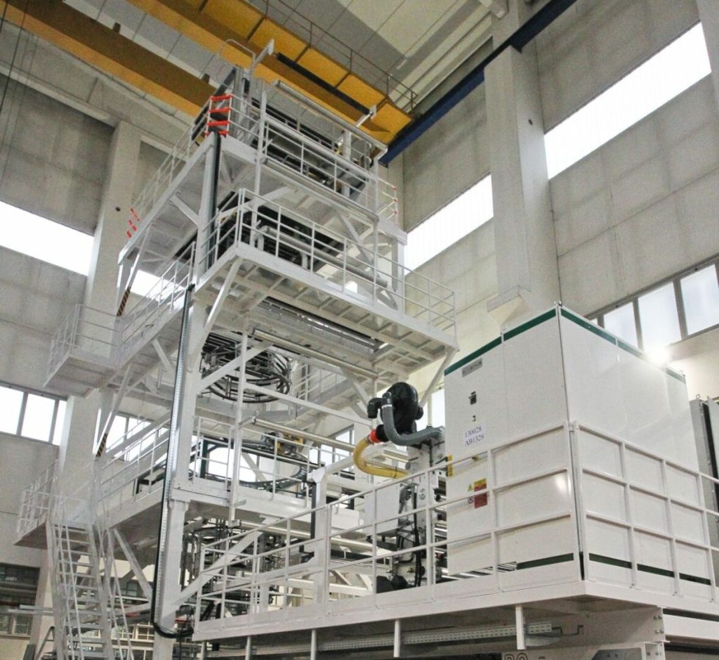 Il Presidente della Regione Lombardia, Roberto Maroni, visita la ditta Macchi che costruisce...