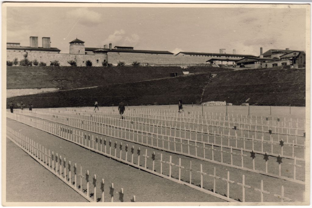 La mostra "La storia dietro le immagini. Foto del campo di Mauthausen" si apre oggi a Milano in...