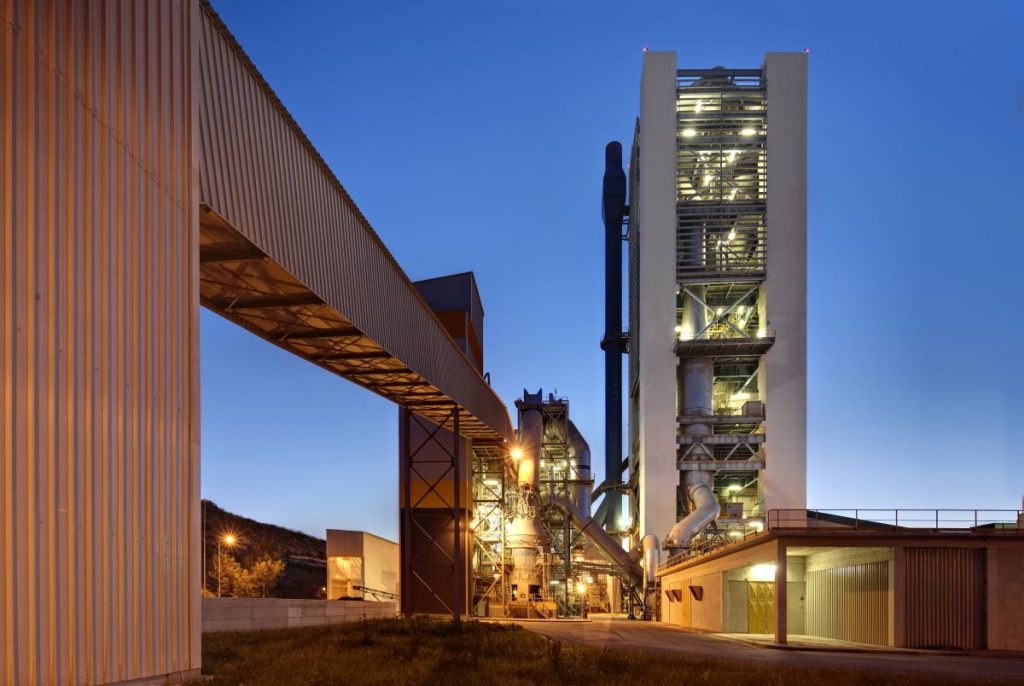 Milano (ITALPRESS) - Il percorso per decarbonizzare l'industria del cemento è essenziale per la...