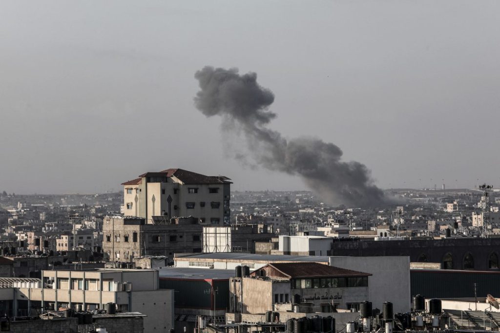 Il 7 maggio 2024, in Palestina, si sono verificati attacchi aerei israeliani vicino al passaggio di...