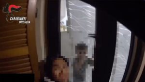 Incendio in cucina a Brescia: i Carabinieri salvano due bambini