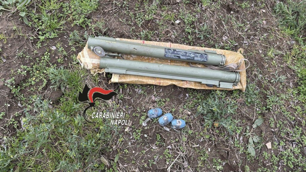 Ritrovati due bazooka e bombe a mano in un terreno nella zona napoletana