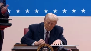 Trump firma i primi provvedimenti e concede il perdono agli assalitori di Capitol Hill