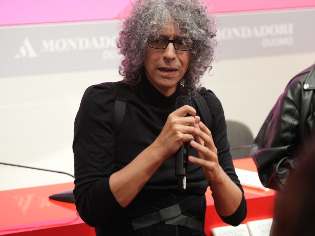 Giovanni Allevi, celebre compositore e pianista, dopo una pausa dovuta a una malattia, è tornato con...