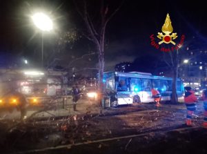 Autobus coinvolto in incidente a Milano: otto feriti dopo lo schianto contro un albero
