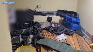 Milano, individuato con un revolver al centro. In possesso di un arsenale a casa.