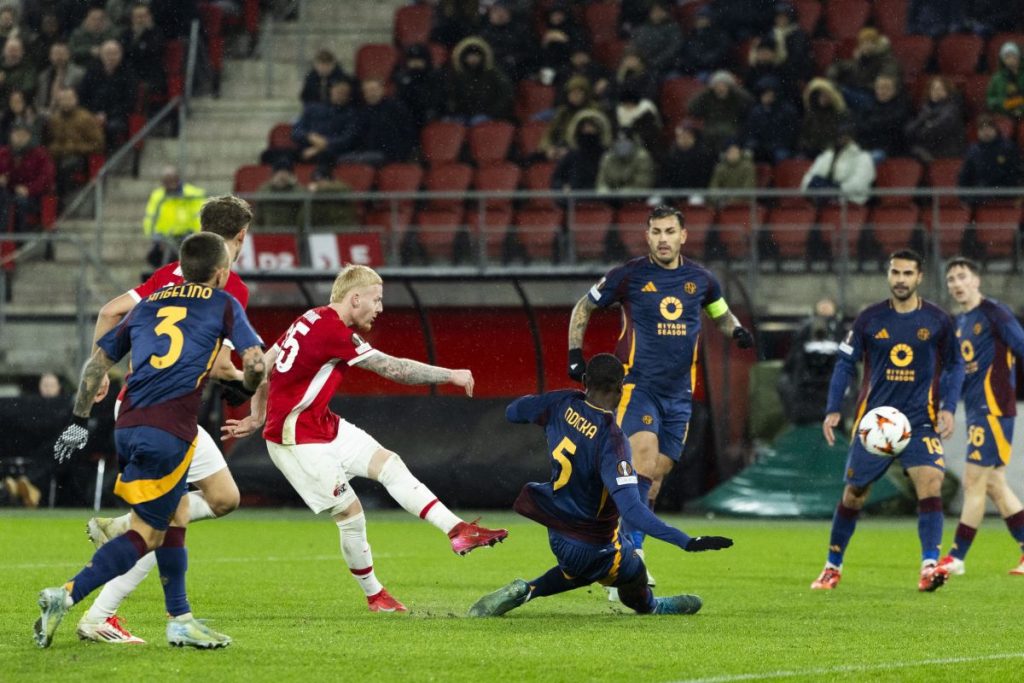La Roma subisce una sconfitta di 1-0 contro l'AZ Alkmaar in una partita difficoltosa. Nonostante un...