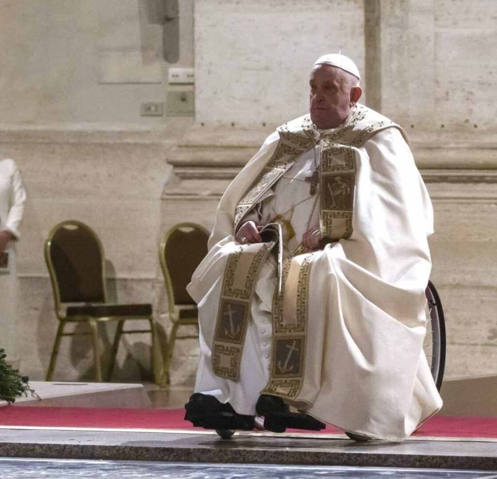 Il Papa Francesco apre la Porta Santa della Basilica di San Pietro, dando inizio al Giubileo della...