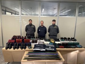 Como, sequestrati 70 capi di abbigliamento con pelli di animali protetti